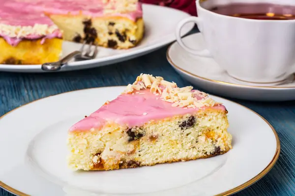 Cheesecake with dried fruits and glaze — Stock Photo, Image