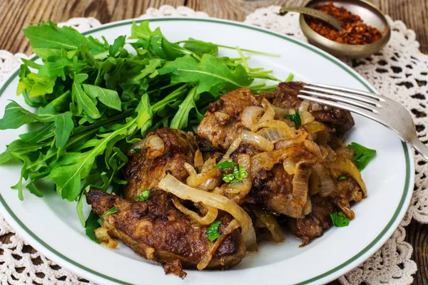 Calfs liver with arugula garnish — Stock Photo, Image