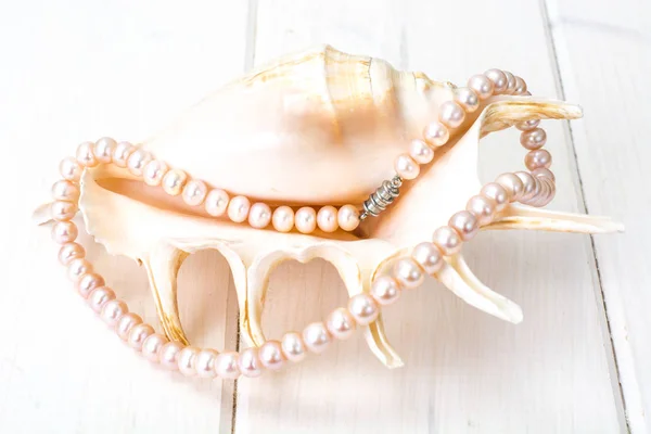 Šperk z růžových perel. — Stock fotografie