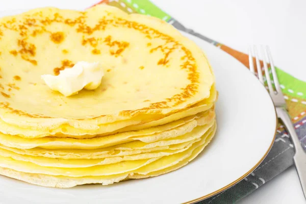 Pancake lezat pada latar belakang putih — Stok Foto