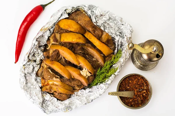 Печёное мясо с ломтиками айвы — стоковое фото
