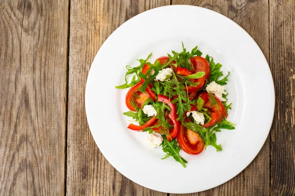 Овощной салат с рукколой и козьим сыром — стоковое фото