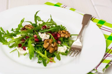 Roka, nar taneleri, beyaz peynir ve ceviz ile salata