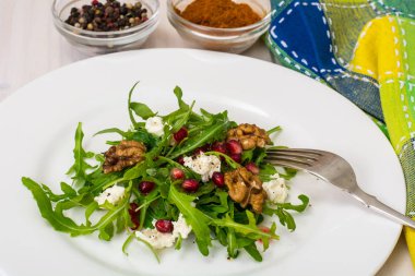 Roka, nar taneleri, beyaz peynir ve ceviz ile salata