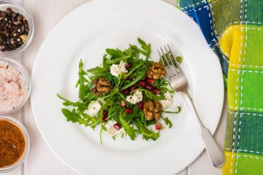 Roka, nar taneleri, beyaz peynir ve ceviz ile salata