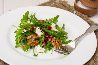 Roka, nar taneleri, beyaz peynir ve ceviz ile salata