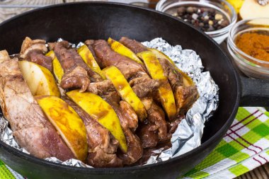 Ayva fırında folyo pişirme etli