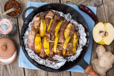 Ayva fırında folyo pişirme etli