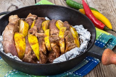 Ayva fırında folyo pişirme etli