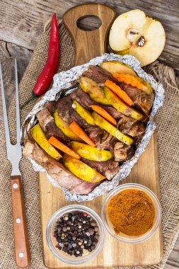 Ayva fırında folyo pişirme etli