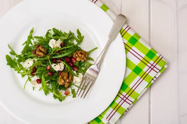 Салат с рукколой, семенами граната, фета и грецкие орехи — стоковое фото