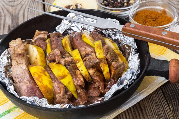 Fleisch mit Quitten in Folie im Ofen backen — Stockfoto