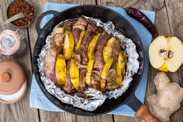 Fleisch mit Quitten in Folie im Ofen backen — Stockfoto