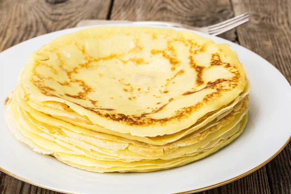 Pancake tipis dengan mentega — Stok Foto