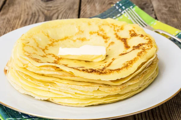 Pancake tipis dengan mentega — Stok Foto