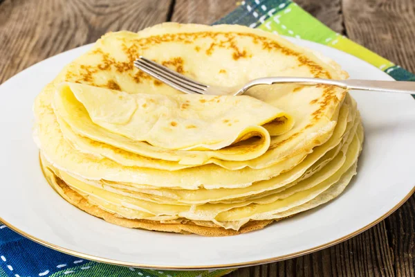 Panqueques finos con mantequilla — Foto de Stock