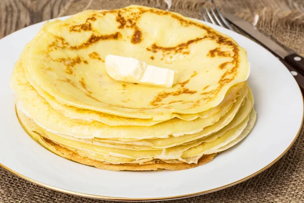 Pancake tipis dengan mentega — Stok Foto