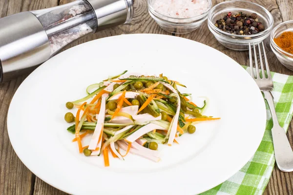 Salade aux légumes frais et saucisse — Photo
