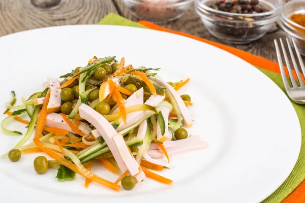 Salada com legumes frescos e salsicha — Fotografia de Stock