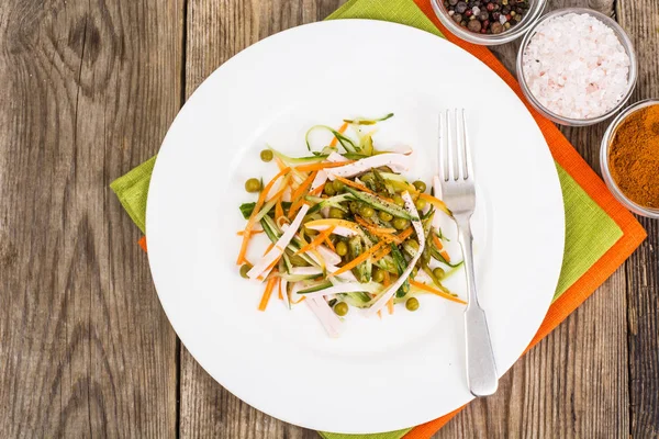 Салат зі свіжими овочами та ковбасою — стокове фото