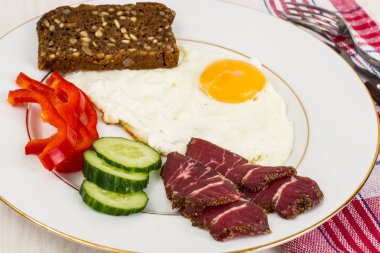 Sahanda yumurta sebze ve patates mushr ile bir garnitür ile