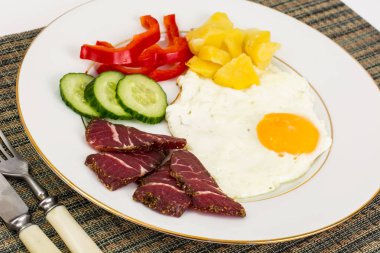 Sahanda yumurta sebze ve patates mushr ile bir garnitür ile