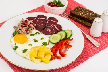 Sahanda yumurta sebze ve patates mushr ile bir garnitür ile