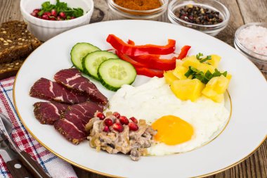 Sahanda yumurta sebze ve patates mushr ile bir garnitür ile