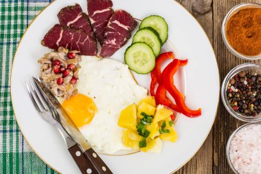 Sahanda yumurta sebze ve patates mushr ile bir garnitür ile