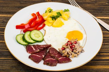 Sahanda yumurta sebze ve patates mushr ile bir garnitür ile