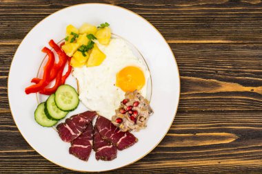 Sahanda yumurta sebze ve patates mushr ile bir garnitür ile