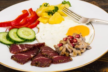 Sahanda yumurta sebze ve patates mushr ile bir garnitür ile