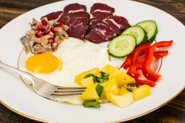 Sahanda yumurta sebze ve patates mushr ile bir garnitür ile