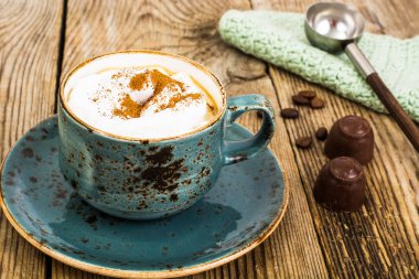 Vintage Kupası'nda kokulu taze kahve