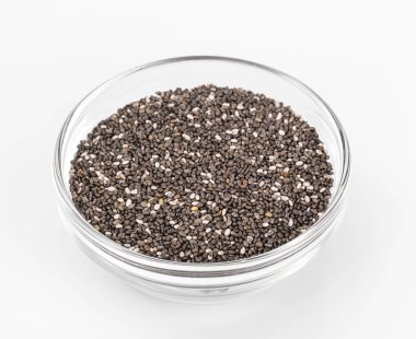 Cam salata kasesi beyaz bir arka plan üzerinde Chia tohum