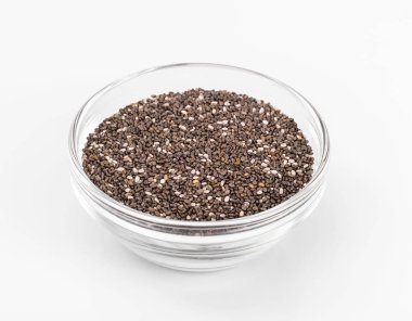 Cam salata kasesi beyaz bir arka plan üzerinde Chia tohum