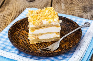 Bölümü pasta puf böreği vanilya tereyağı krema ile