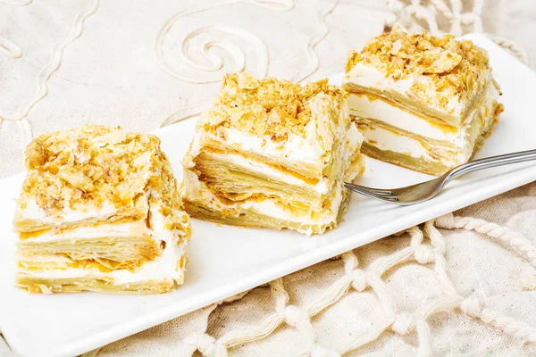 Portion gâteau de pâte feuilletée à la crème au beurre vanillé — Photo