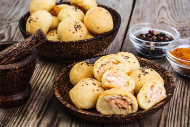 Balık ve chia tohumu ile küçük kek