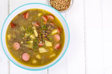 Mercimek ve sosis ile sıcak ve kalın çorbası