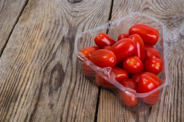Küçük kırmızı dikdörtgen domates