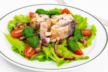 Balıklı sebze salatası