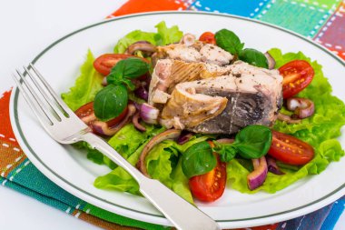 Balıklı sebze salatası