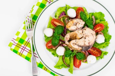 Balıklı sebze salatası