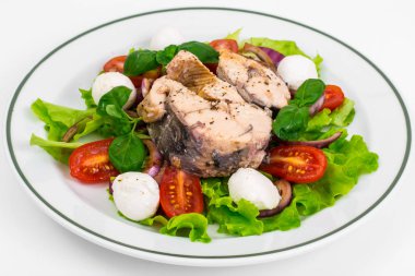 Balıklı sebze salatası