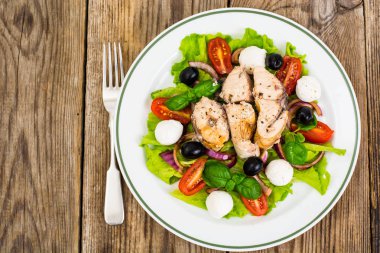 Taze sebze, ton balığı, zeytin ve mozzarella peyniri