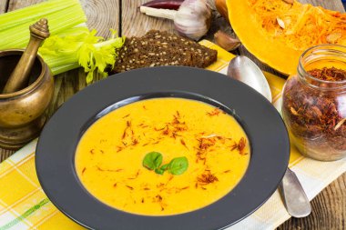 Diyet yemekleri. Safran ile kabak püresi