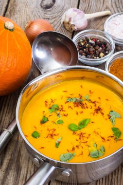 Safran ve fesleğen ile kabak yemekleri