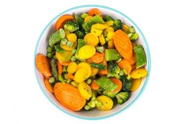 dondurulmuş sebze karışımı beyaz zemin üzerine