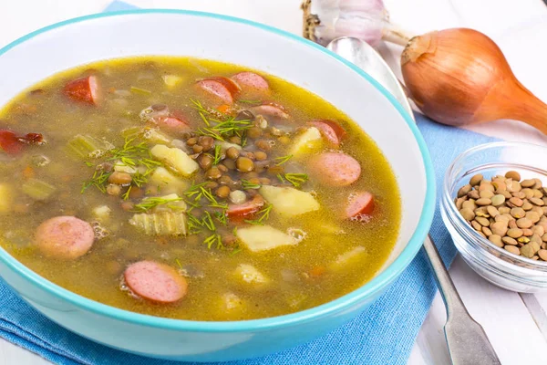 Warme en dikke soep met linzen en worst — Stockfoto